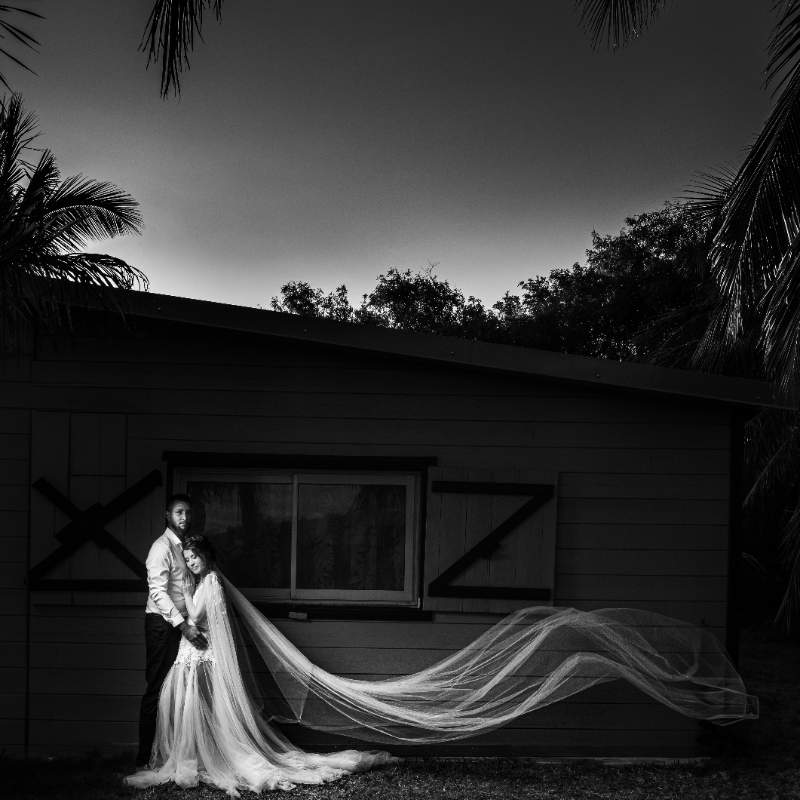 photo noir et blanc exemple de marié avec voile