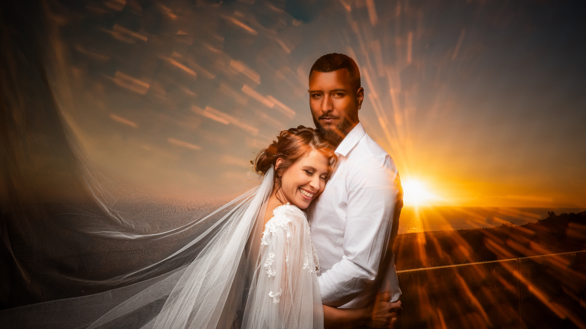 couple de marié avec couché de soleil