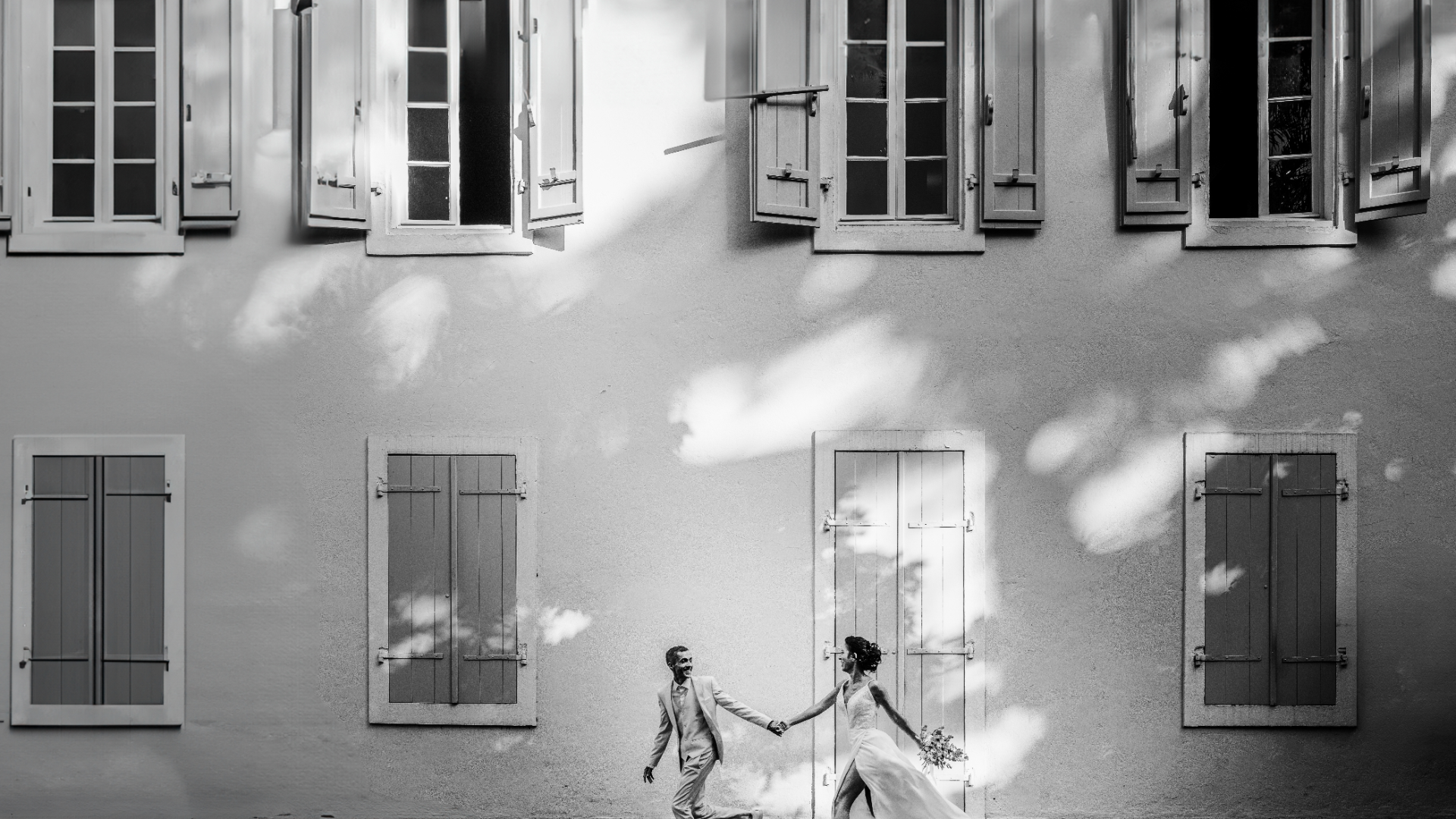 photo noir et blanc jeu avec les mariés