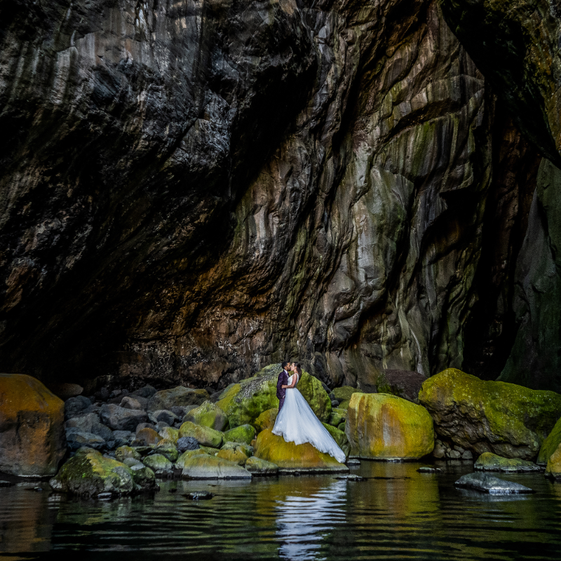 Photographe mariage à La Réunion - Couple au bord d'une rivière